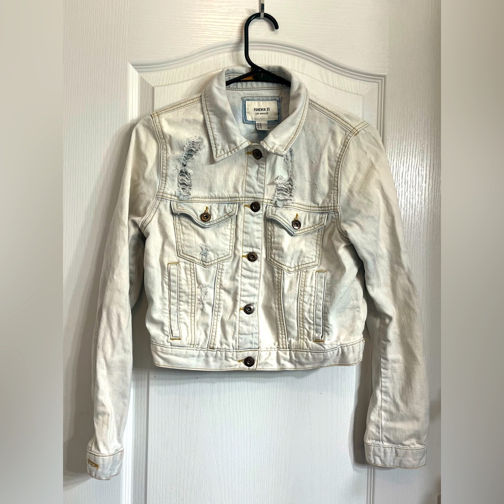 Forever 21 Light Wash Distressed Denim Jacket Size Medium‎